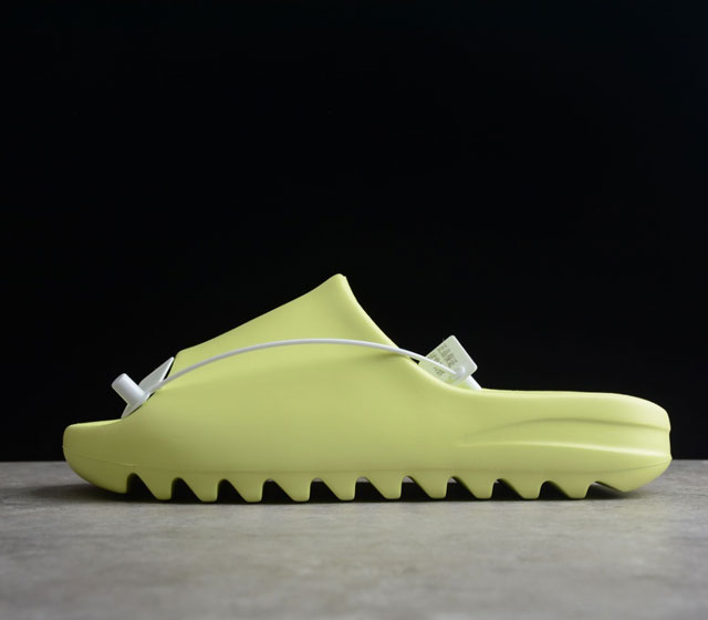 AD Kanye West x Yeezy Slide椰子拖鞋 采用EVA泡棉式一体成形鞋模脚感无敌 配置鞋底凹埳设计亦提供缓震及抓地力 货号 GX6138