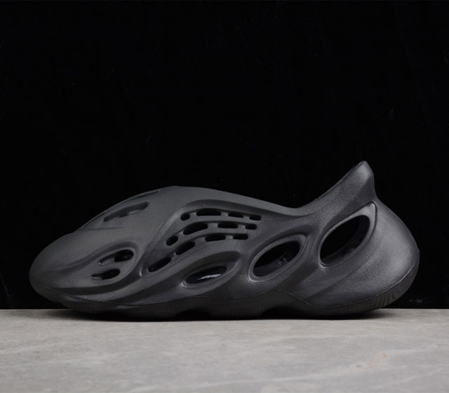 Yeezy Foam Runner 灰迷彩 洞洞鞋镂空拖鞋HP8739 一体注塑成型 模具前后修改8 9次 精密度要求高 密度克重同步 不存在偷工减料 区分市