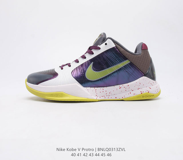 真标Nike Zoom Kobe V Protro 科比5代男士篮球鞋 鞋面采用轻质的合成皮革和织物系统组合而成 大幅度降低了球鞋的重量 却依然保持了较强的支