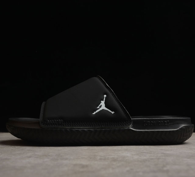 Air Jordan Play 乔丹运动拖鞋 货号 DC9835-060 鞋款鞋身 皮面材质 内里泡棉填充 鞋底采用纹理丰富的鞋垫 提供更具支撑力的缓震效果