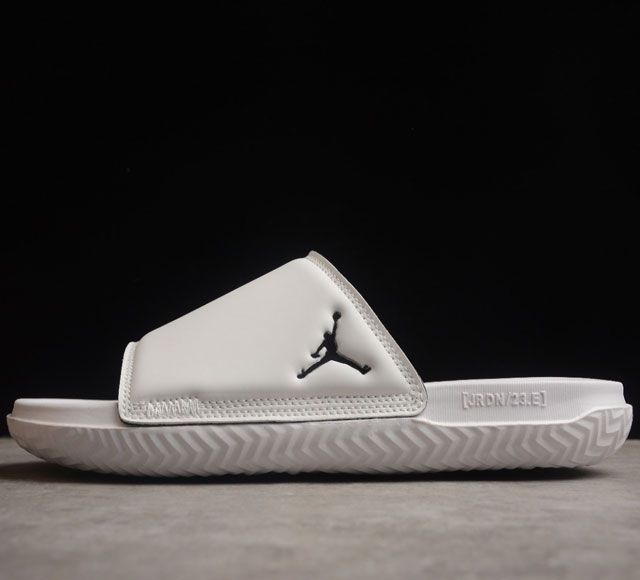 Air Jordan Play 乔丹运动拖鞋 货号 DC9835-110 鞋款鞋身 皮面材质 内里泡棉填充 鞋底采用纹理丰富的鞋垫 提供更具支撑力的缓震效果