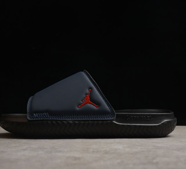 Air Jordan Play 乔丹运动拖鞋 货号 DC9835-061 鞋款鞋身 皮面材质 内里泡棉填充 鞋底采用纹理丰富的鞋垫 提供更具支撑力的缓震效果