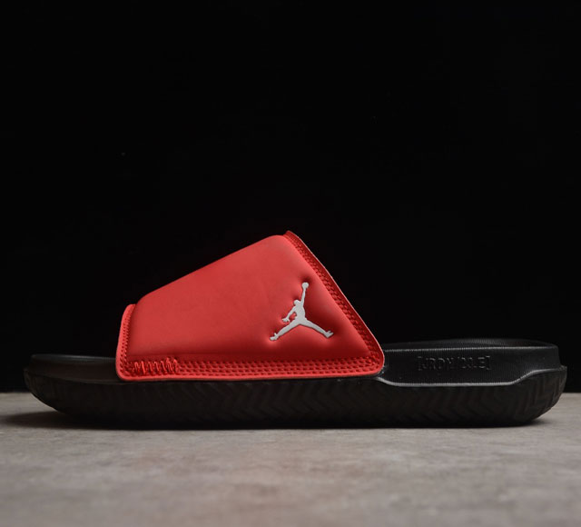 Air Jordan Play 乔丹运动拖鞋 货号 DC9835-601 鞋款鞋身 皮面材质 内里泡棉填充 鞋底采用纹理丰富的鞋垫 提供更具支撑力的缓震效果