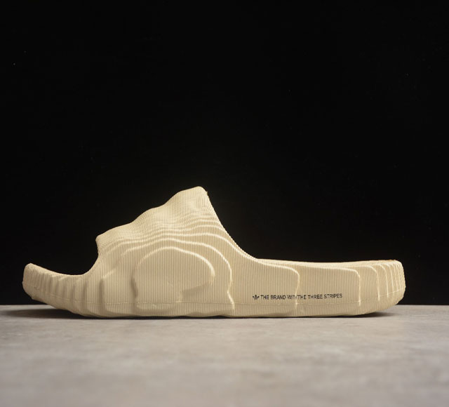 AD Adilette 22 夏季新款3D打印沙滩拖鞋 货号 GX6950 骨白 整体造型从视觉上带来舒适感的同时 亦能满足多种风格的搭配 尺码 40 41 4