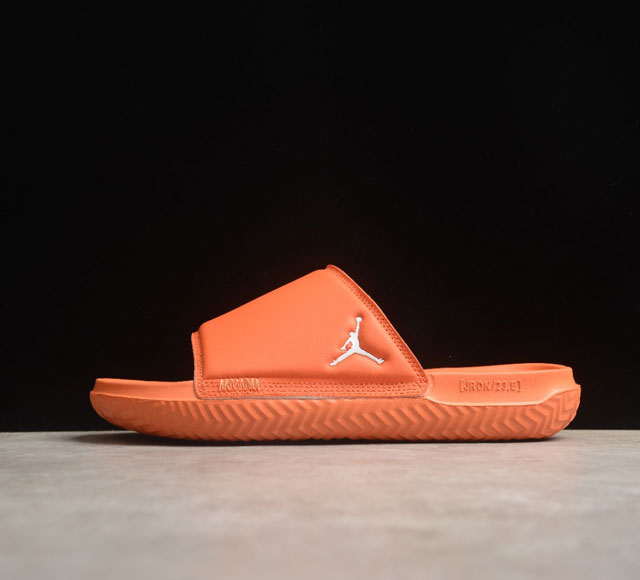 Air Jordan Play 乔丹运动拖鞋 货号 Dc9835-801 鞋款鞋身 皮面材质 内里泡棉填充 鞋底采用纹理丰富的鞋垫 提供更具支撑力的缓震