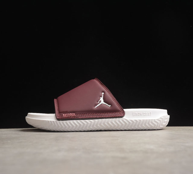 Air Jordan Play 乔丹运动拖鞋 货号 Dc9835 610 鞋款鞋身 皮面材质 内里泡棉填充 鞋底采用纹理丰富的鞋垫 提供更具支撑力的缓震