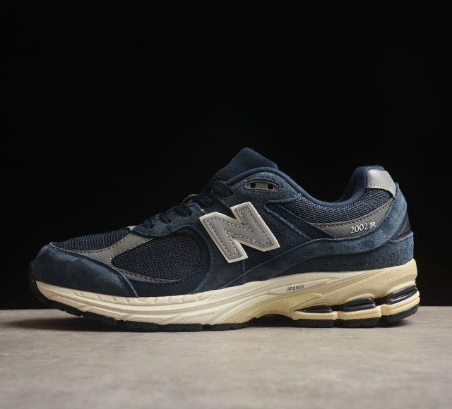 New Balance 2002系列 复古休闲跑步鞋 M2002Rca #鞋款延续了经典科技 升级版n-Ergy缓震物料机能与材质上脚太舒适了 鞋面的柔软麂