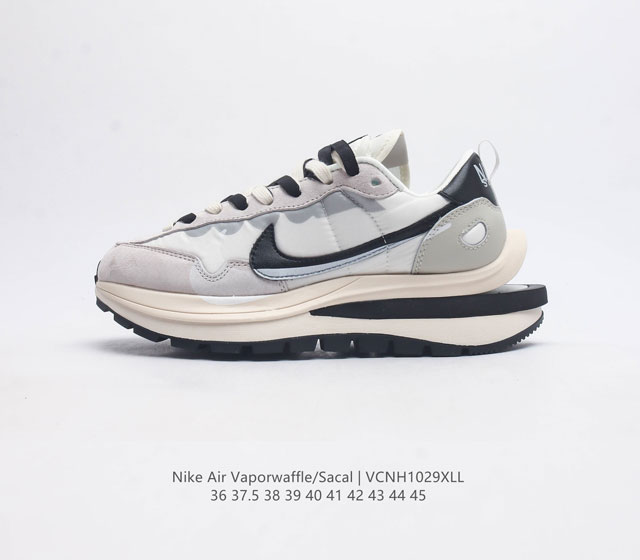 耐克 Sacai X Nike Vaporwaffle 华夫三代3 0 走秀重磅联名 鞋款由pegasus与vaporfly两款鞋型的设计元素共同构建 鞋身材质