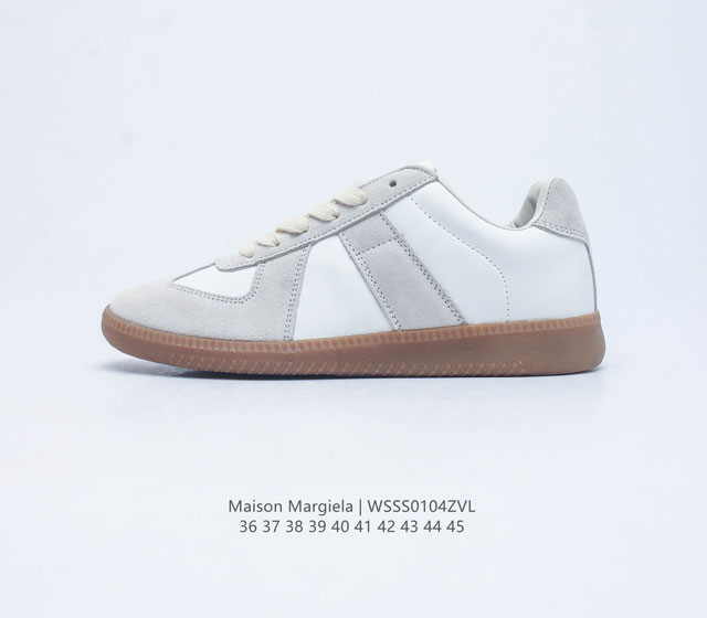 Maison Martin Margiela 马丁 马吉拉 德训休闲板鞋 牛皮革柔软细腻的特点与麋鹿皮的绒毛质感相结合 使其既有超高的柔软舒适度 又同时保持不错