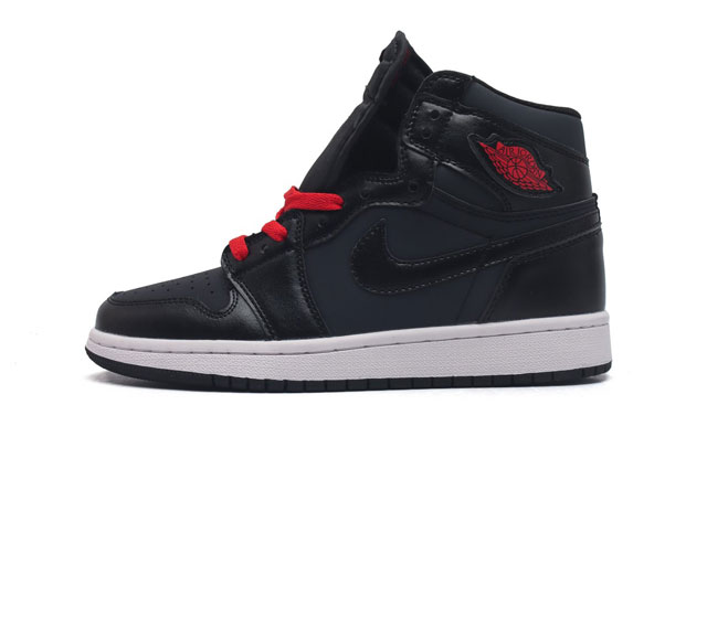 耐克 男鞋 Nike Air Jordan 1 Retro High Og 乔丹一代aj1 乔1 Aj1 篮球鞋复刻运动鞋 皮面高帮板鞋的设计灵感源自运动夹克