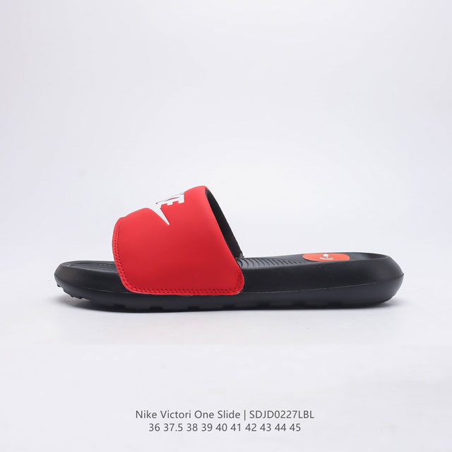 耐克 Nike Victori One Slide 耐克 夏季时尚舒适 高品质 一字拖鞋沙滩鞋拖鞋 采用全新柔软泡棉，响应灵敏，轻盈非凡，打造休闲舒适的穿着体验