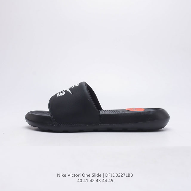 耐克 Nike Victori One Slide 耐克 夏季时尚舒适 高品质 一字拖鞋沙滩鞋拖鞋 采用全新柔软泡棉，响应灵敏，轻盈非凡，打造休闲舒适的穿着体验