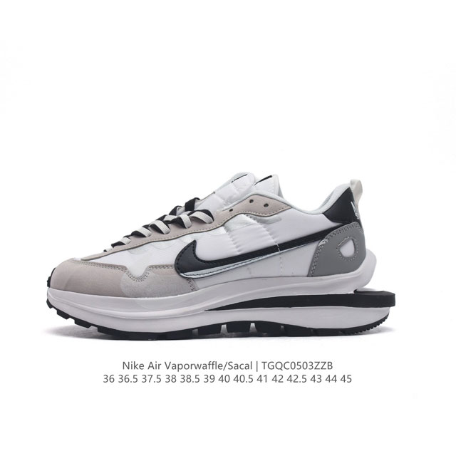 耐克 Sacai X Nike Vaporwaffle 华夫三代3.0 走秀重磅联名款运动鞋 。鞋款由pegasus与vaporfly两款鞋型的设计元素共同构建