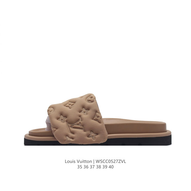 Lv 拖鞋系列 Louis Vuitton 沙滩休闲拖鞋 Louis Vuitton Lv 路易威登 浮雕 潮流经典魔术贴一字拖鞋延续经典 上脚舒适性极好 鞋轻 - 点击图像关闭