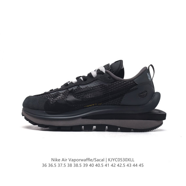 耐克 Sacai X Nike Vaporwaffle 华夫三代3.0 走秀重磅联名款运动鞋 。鞋款由pegasus与vaporfly两款鞋型的设计元素共同构建