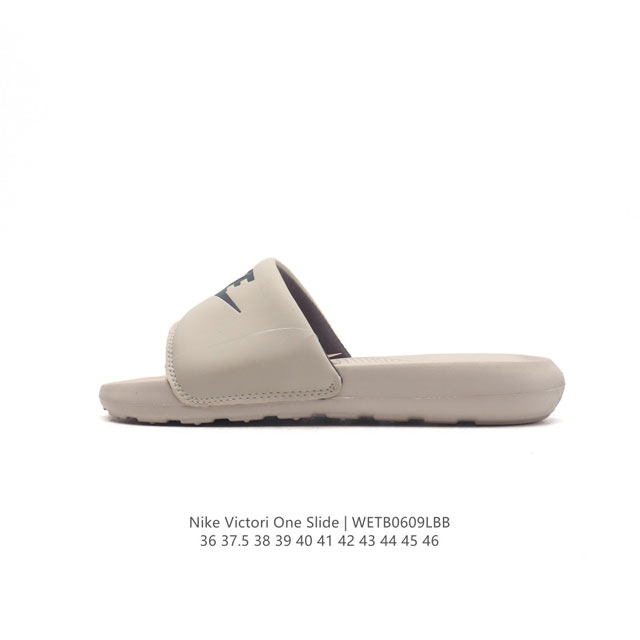 耐克 Nike Victori One Slide 耐克 夏季时尚舒适 高品质 一字拖鞋沙滩鞋拖鞋。采用全新柔软泡棉，响应灵敏，轻盈非凡，打造休闲舒适的穿着体验