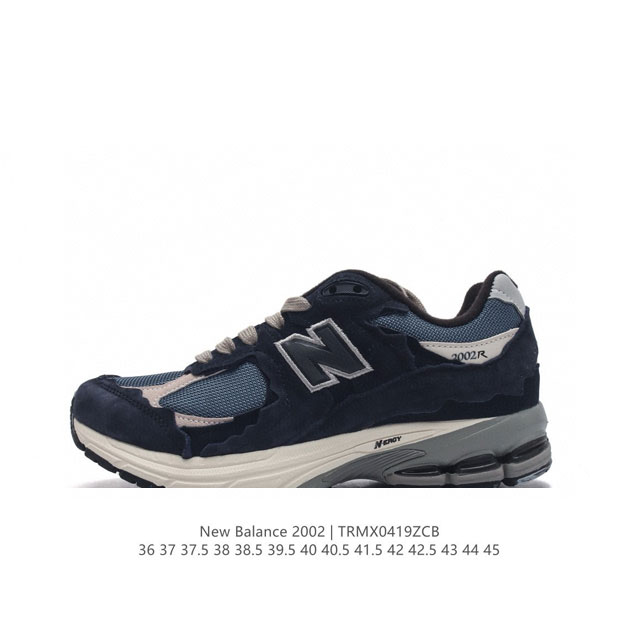 新百伦 New Balance 2002R 跑鞋 男女运动鞋 潮老爹鞋。沿袭了面世之初的经典科技，以 ENCAP 中底配以升级版 N-ERGY 缓震物料。鞋面则