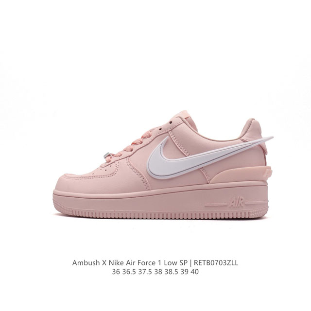 耐克 空军一号 AF1 低帮休闲板鞋 Ambush x Nk Air Force 1'07 Low SP 空军一号联名标志性的Swoosh延伸至鞋跟之外，鞋舌和