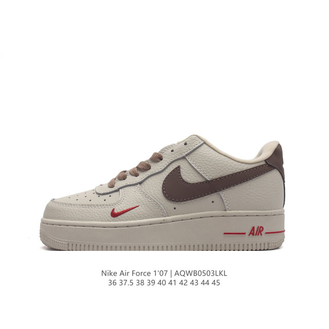 耐克 Nike Air Force 1 '07 Low 空军一号含气垫 低帮百搭厚底增高休闲运动板鞋。柔软、弹性十足的缓震性能和出色的中底设计，横跨复古与现代的 - 点击图像关闭