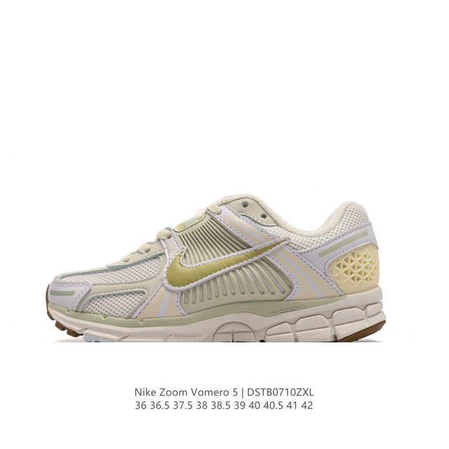 Nike 耐克夏季 Zoom Vomero 5 运动鞋休闲训练跑步鞋。Nike Zoom Vomero 5 女子运动鞋妥帖包覆足部，提供透气支撑效果。耐穿材料组 - 点击图像关闭