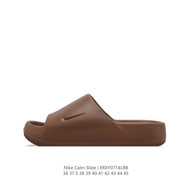 耐克 Nike Calm Slide 经典运动拖鞋时尚厚底增高男女一字拖鞋 沙滩鞋，拖鞋的外观十分吸引人，融合了舒适与时尚的元素，延续了简约独特的美学风尚，一体