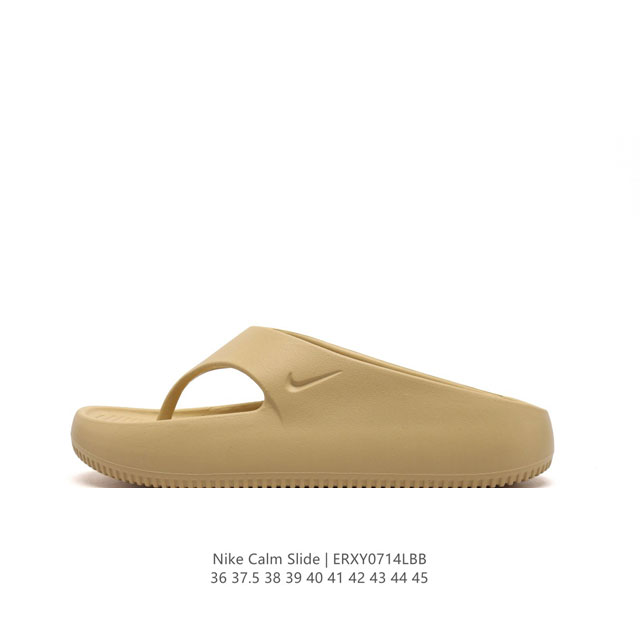 耐克 Nike Calm Slide 经典运动拖鞋时尚厚底增高男女人字拖鞋 沙滩鞋，拖鞋的外观十分吸引人，融合了舒适与时尚的元素，延续了简约独特的美学风尚，一体