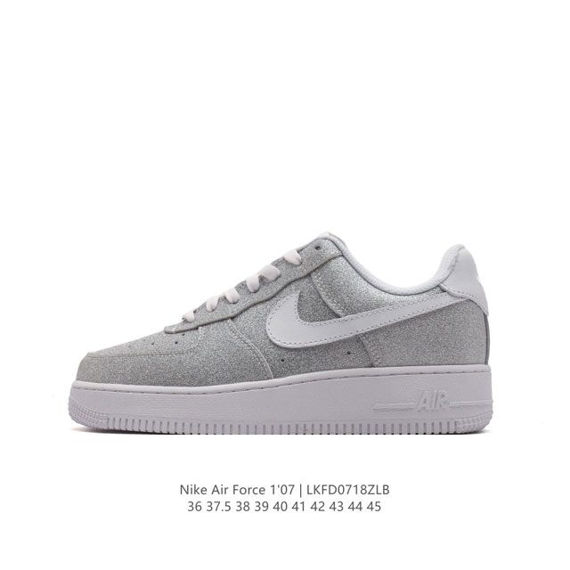 耐克 Nike Air Force 1 '07 Low 空军一号含气垫 低帮百搭厚底增高休闲运动板鞋。柔软、弹性十足的缓震性能和出色的中底设计，横跨复古与现代的