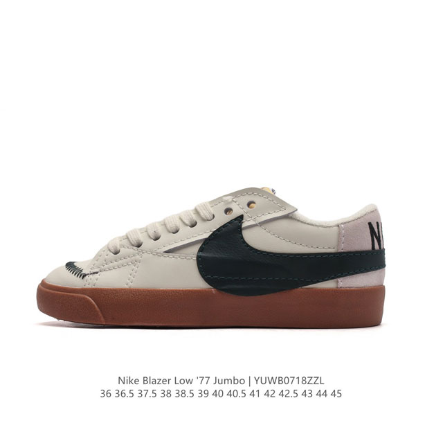 耐克 Nike Blazer Low '77 Jumbo 运动鞋，抓地板鞋，革新重塑经典街头人气鞋款，采用人气传统外观，巧搭大号耐克勾勾设计和宽大鞋带。柔软泡绵