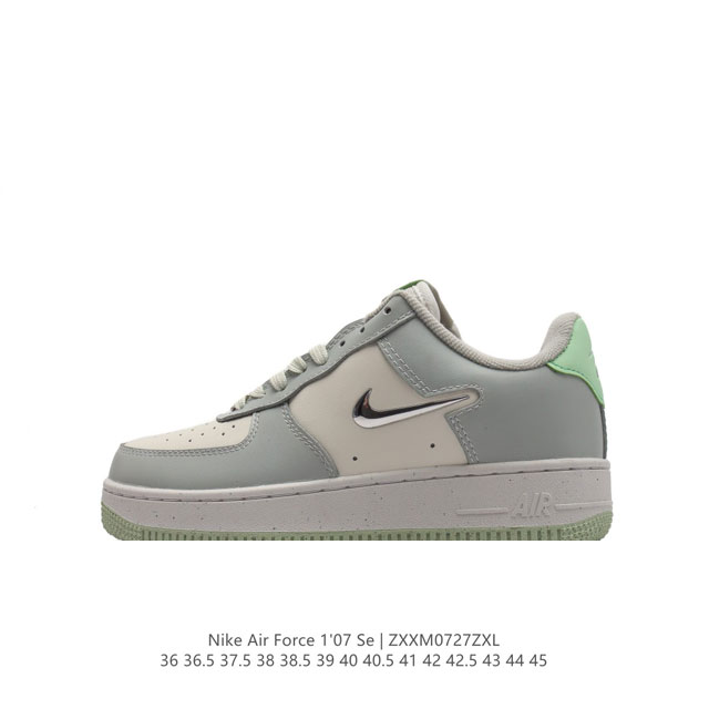 耐克 Nike Air Force 1 '07 Low 空军一号含气垫 低帮百搭厚底增高休闲运动板鞋。柔软、弹性十足的缓震性能和出色的中底设计，横跨复古与现代的