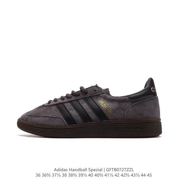 真标 阿迪达斯 Adidas Handball Spezial 低帮三叶草学院风复古休闲板鞋 德训鞋 橡胶底柔软皮革鞋面 经典运动鞋板鞋。圆头、缝合拼接设计、正