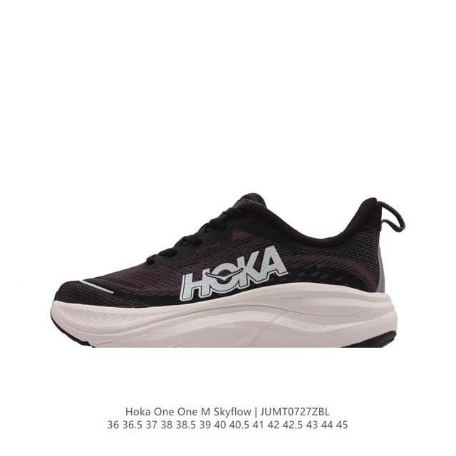 Hoka Skyflow 匠心独运的运动跑鞋 厚底增高老爹鞋 Hoka Skyflow 采用了精致的纱架提花鞋面，缔造出一种宛如量身定制般的贴合感。其选用的材料